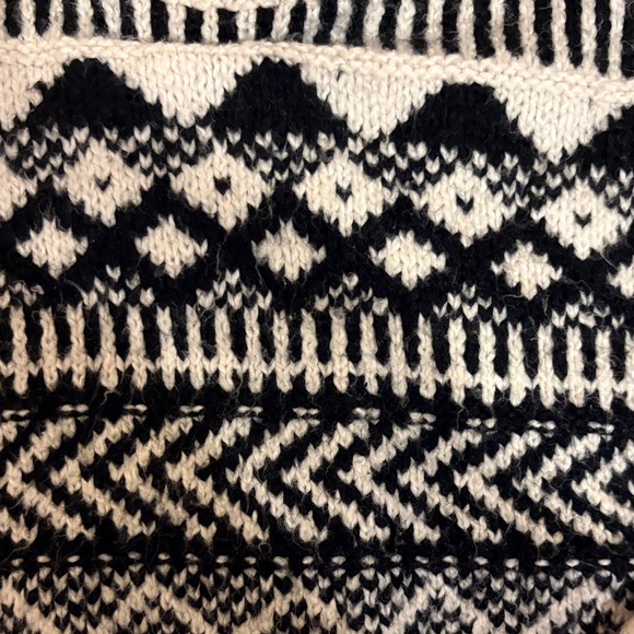 American Eagle Outfitters Black and Cream Patterned Sweater🩵 - Picture 4 of 5